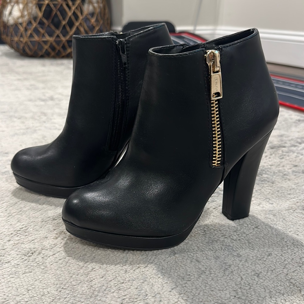 Black Juicy Couture booties
